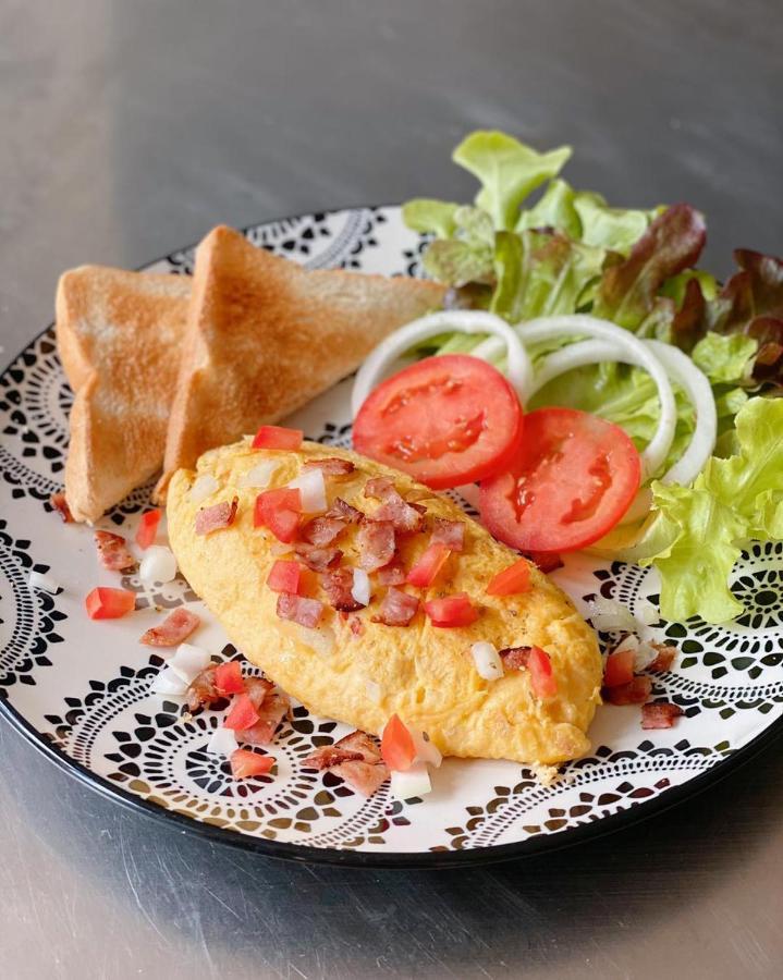 Enjoy'S Beach House & Cafe' Ban Karon Buitenkant foto