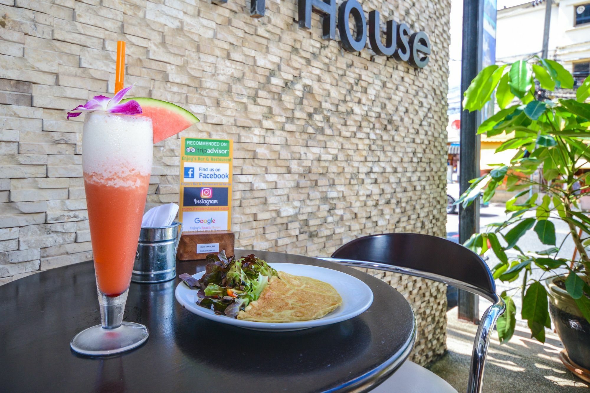 Enjoy'S Beach House & Cafe' Ban Karon Buitenkant foto
