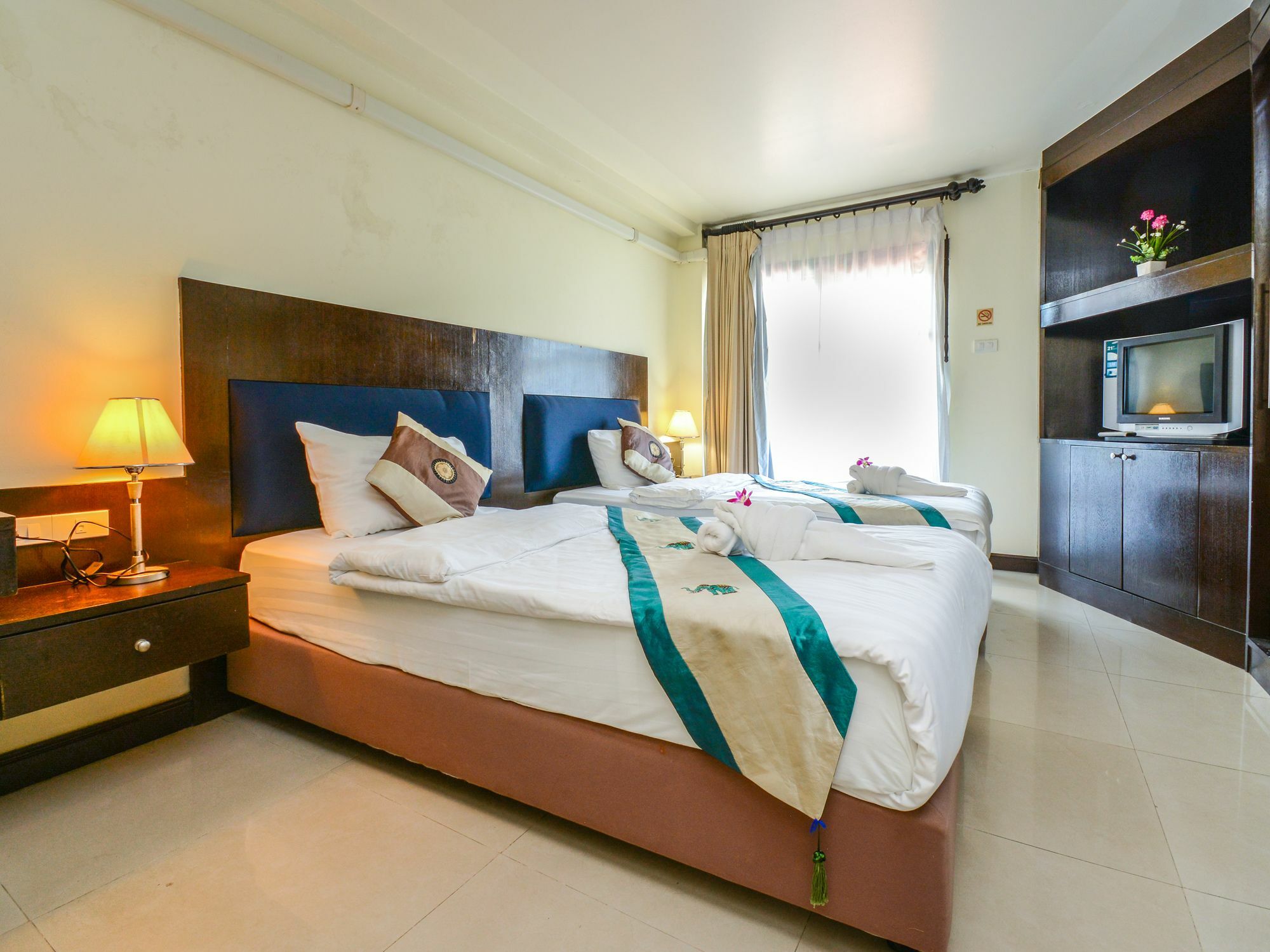 Enjoy'S Beach House & Cafe' Ban Karon Buitenkant foto
