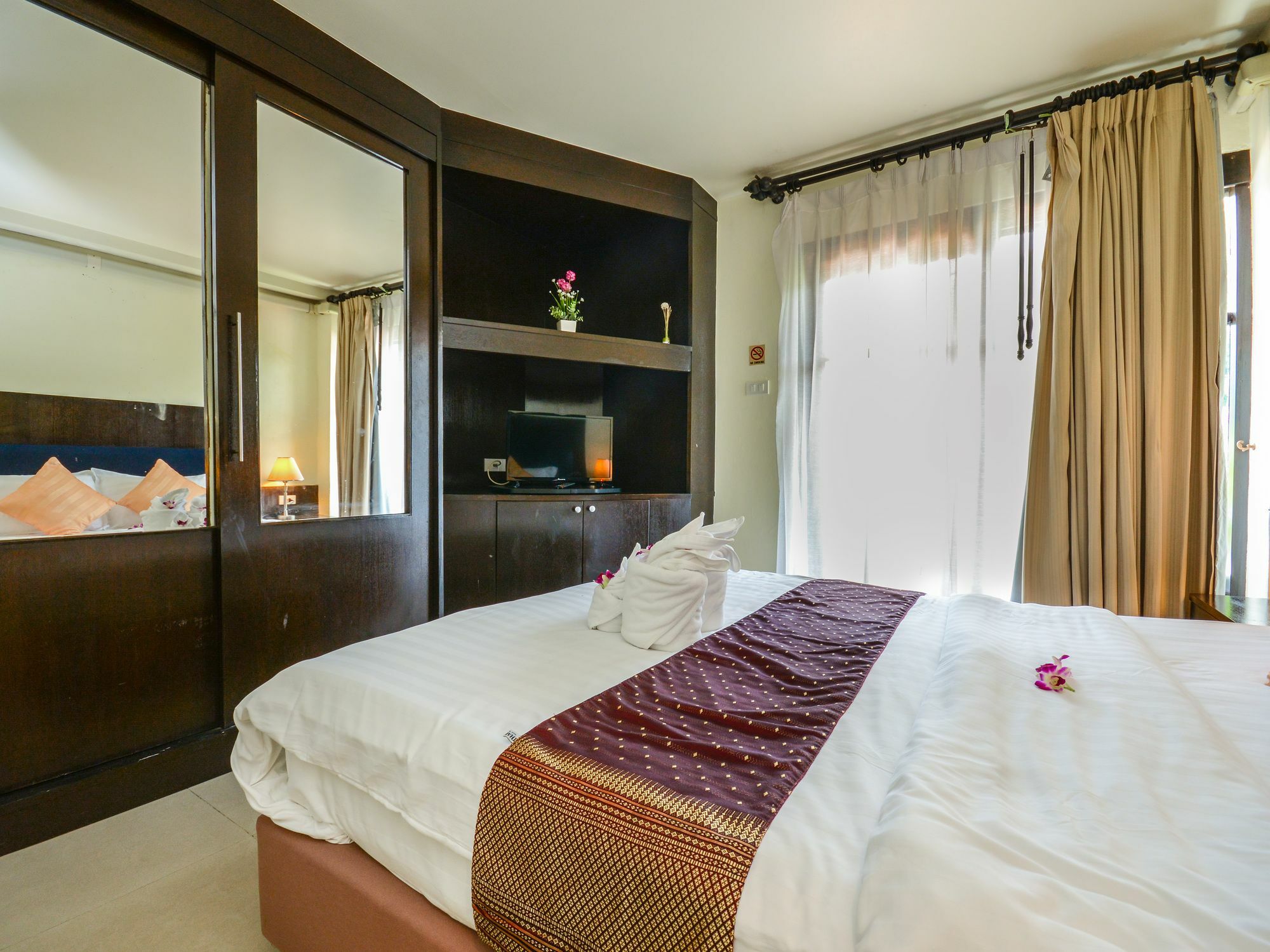 Enjoy'S Beach House & Cafe' Ban Karon Buitenkant foto