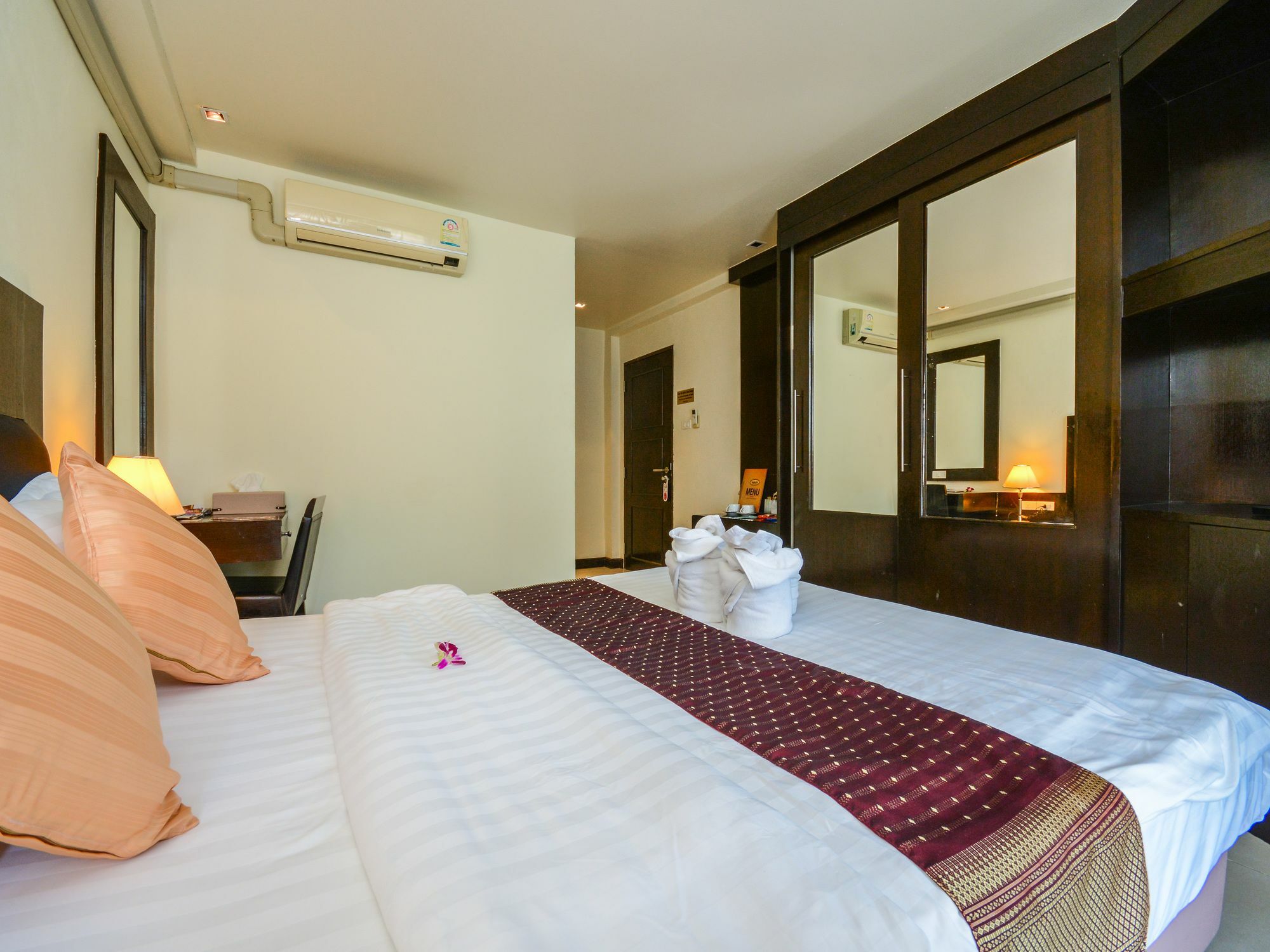 Enjoy'S Beach House & Cafe' Ban Karon Buitenkant foto