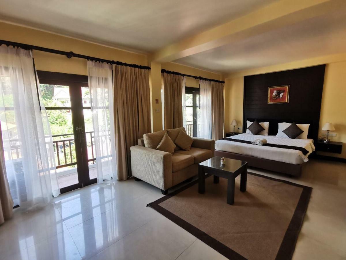 Enjoy'S Beach House & Cafe' Ban Karon Buitenkant foto